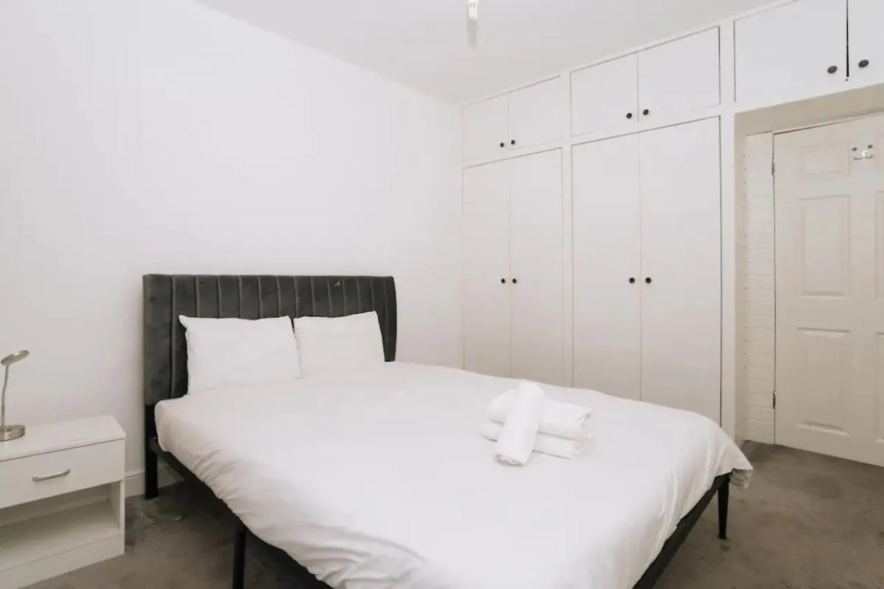 Sleek & Central 2Bd Flat - Haymarket Apartment Edinburgh