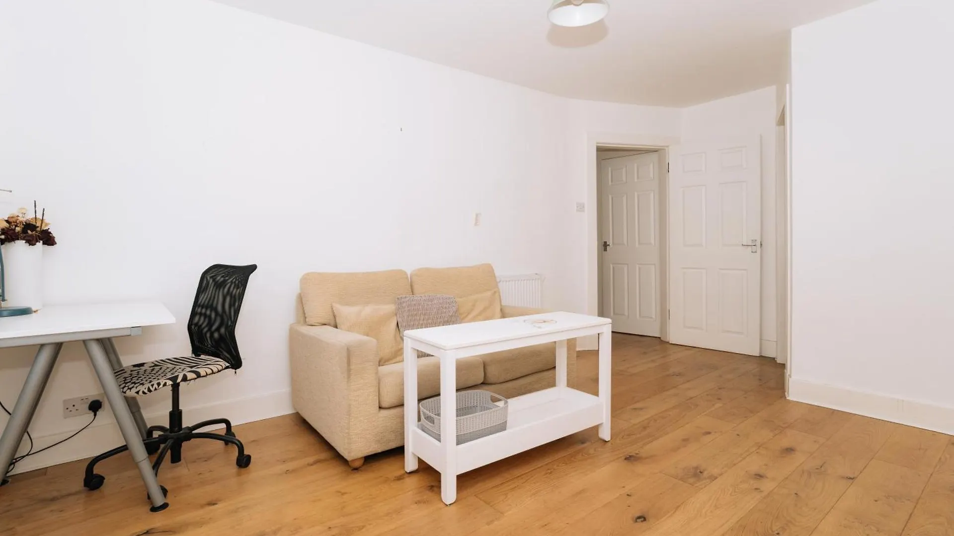 Sleek & Central 2Bd Flat - Haymarket Apartment Edinburgh 0*,  United Kingdom