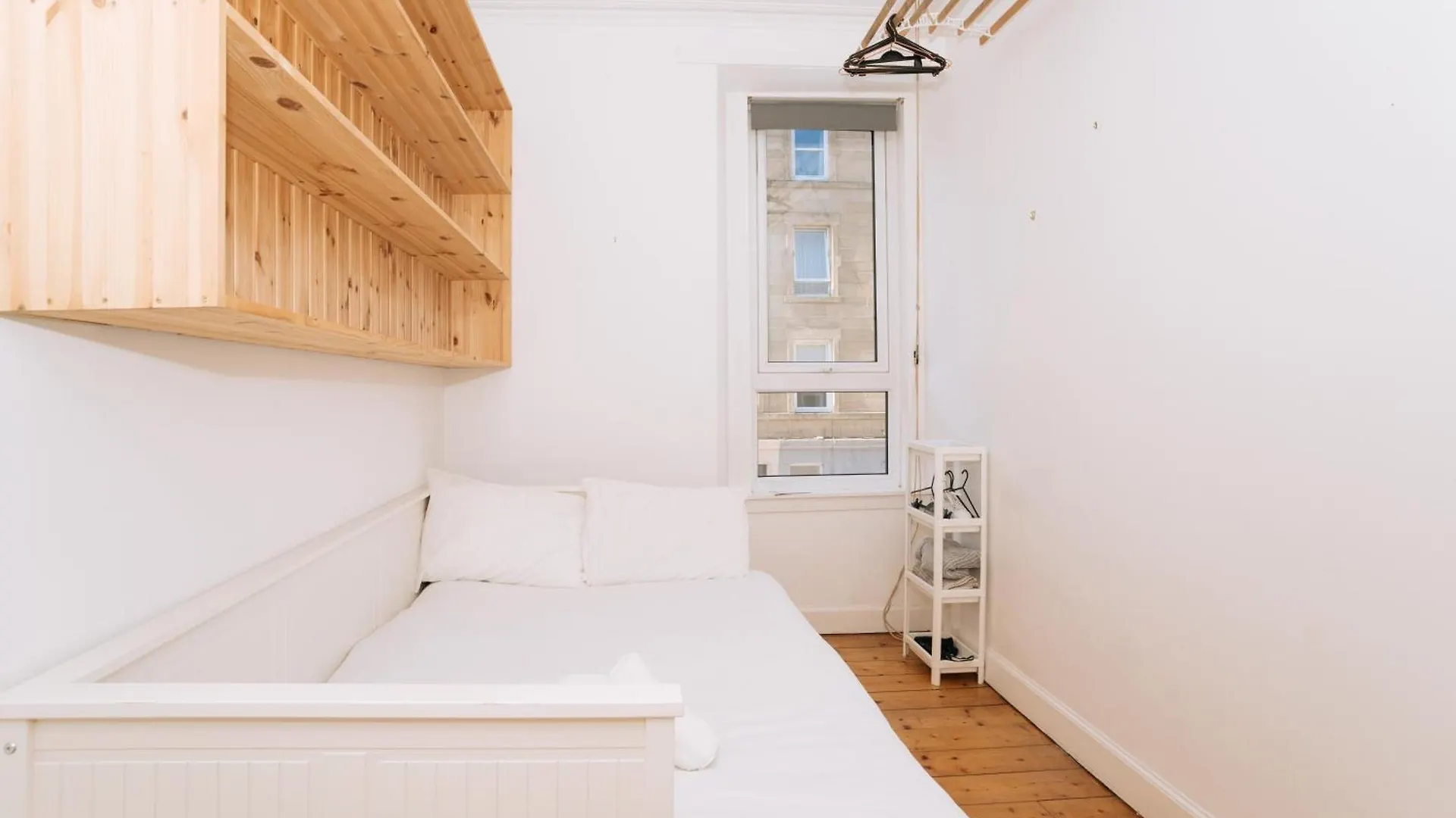 Sleek & Central 2Bd Flat - Haymarket Apartment Edinburgh