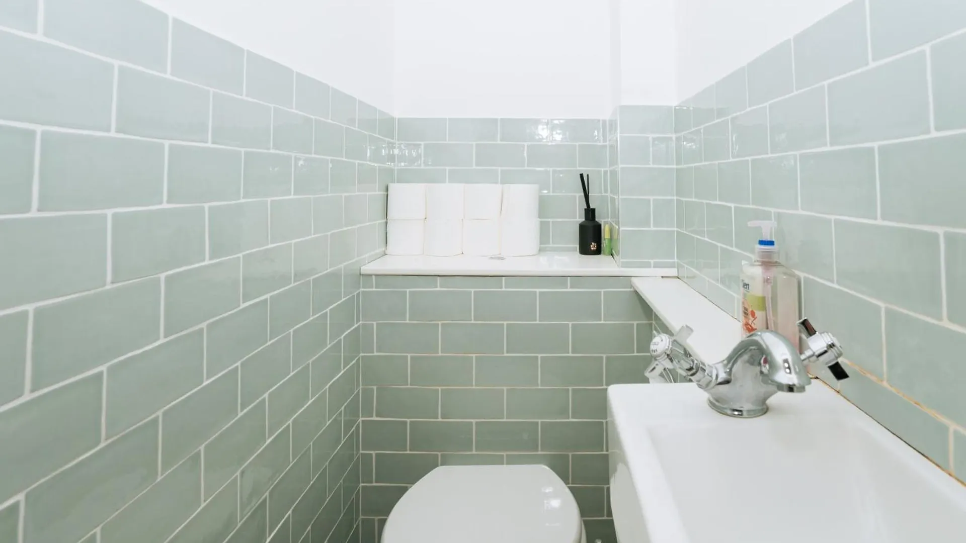 Sleek & Central 2Bd Flat - Haymarket Apartment Edinburgh 0*,
