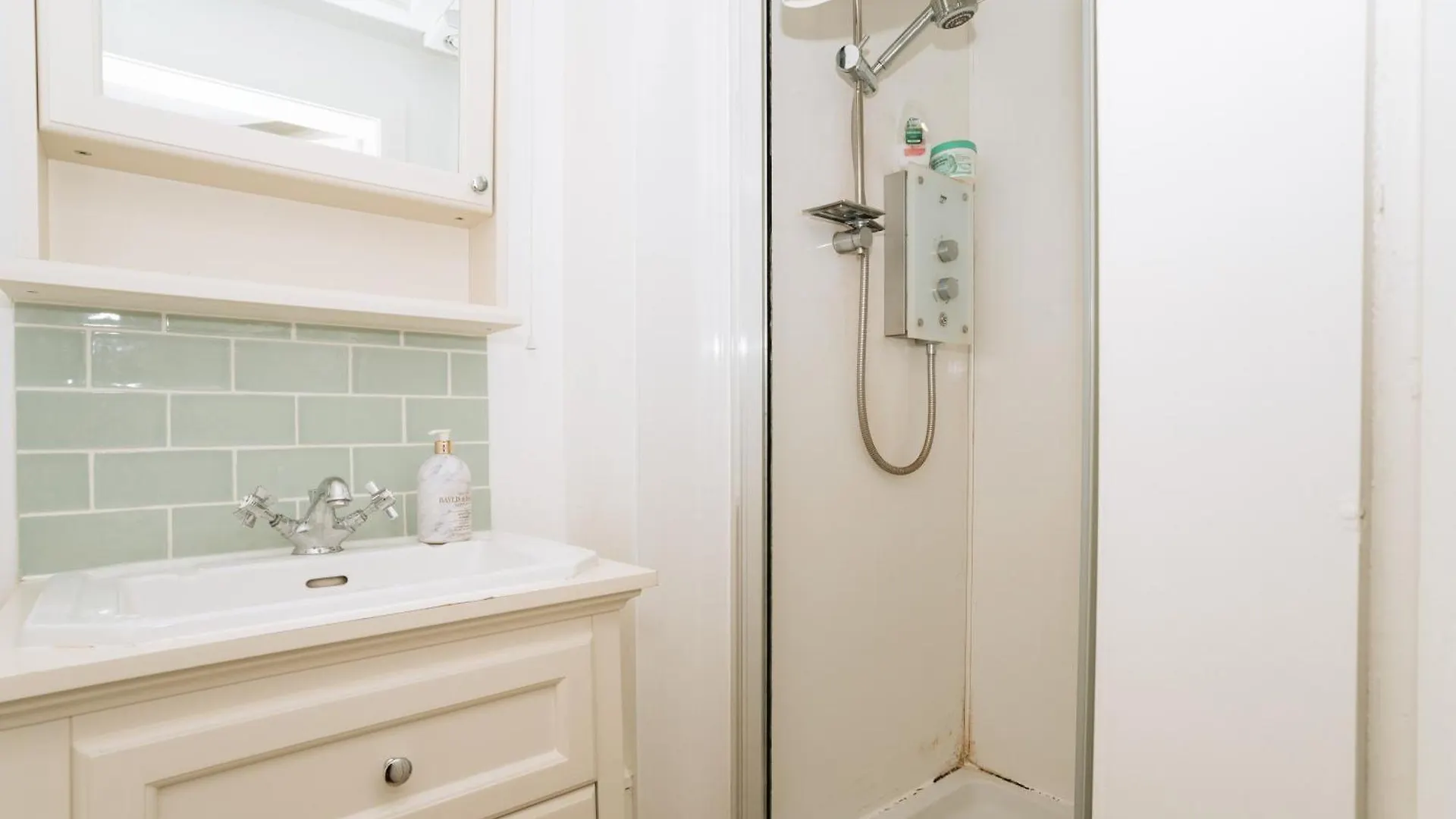Sleek & Central 2Bd Flat - Haymarket Apartment Edinburgh